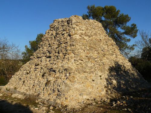 800px-La_Pyramide_-3--_Tourves-_Parc_Valbelle.JPG