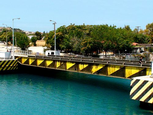 7880-Corinthe-Pont-releve.jpg