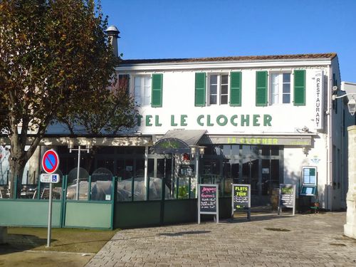 en-face-de-l-eglise--hotel-du-clocher.JPG