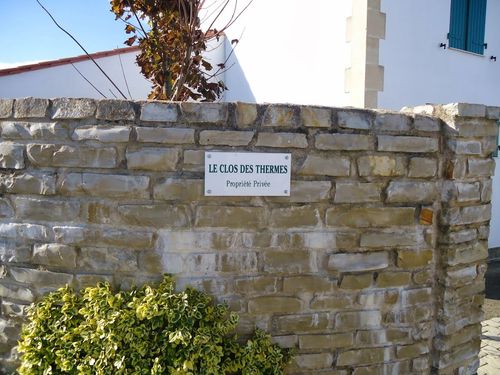 le-clos-des-thermes-propose-des-locations-de-petites-maison.JPG