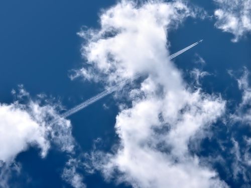3093-nuage-traverse-par-avion-WallFizz.jpg