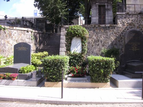 Tombe-des-Guitry.JPG