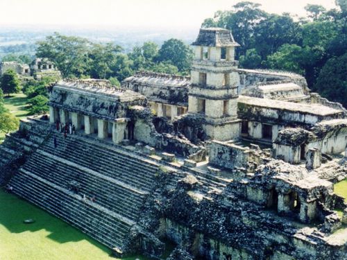 Grosser_Tempel_in_Palenque.jpg