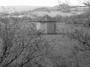 B 015 petite-chapelle-perdue-dans-les-champs