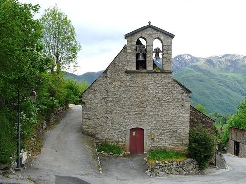 Rue à Poubeau et son église mur clocher