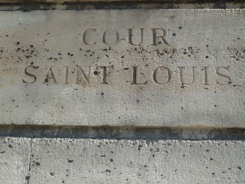 Cour Saint-Louis - inscription sur façade principale