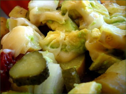 Pommes de terre, avocat, cornichons, tomates séchées, câpres, oignon, mayonnaise Pommes de terre, avocat, cornichons, tomates séchées, câpres, oignon, mayonnaise