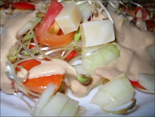 Tomates, concombres, fenugrec germé, cubes de comté, sauce tahini. Tomates, concombres, fenugrec germé, cubes de comté, sauce tahini.