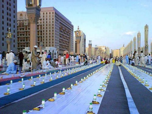 Ramadan-Al-iftar-a-la-mosque-du-Prophete---Medine.jpg