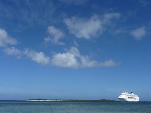 cruising ship devant Mistery Island