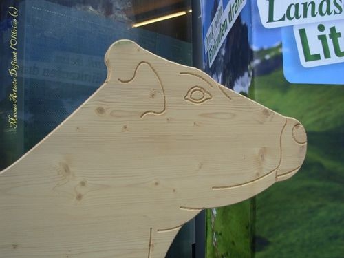 Vache en bois devant le supermarché pour le fair trade -> Cliquez sur la photo pour découvrir l'album Vache-en-bois-publicite-pour-le-lait-fair-trade.JPG