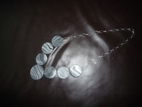Collier perles plates gris argent