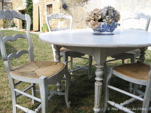 Table-et-chaises-grises.jpg