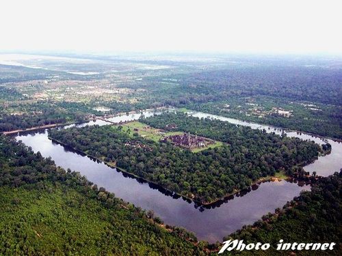 800px-Angkor-Wat-from-the-air
