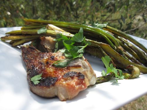 Côtes d'agneau et asperges rôties