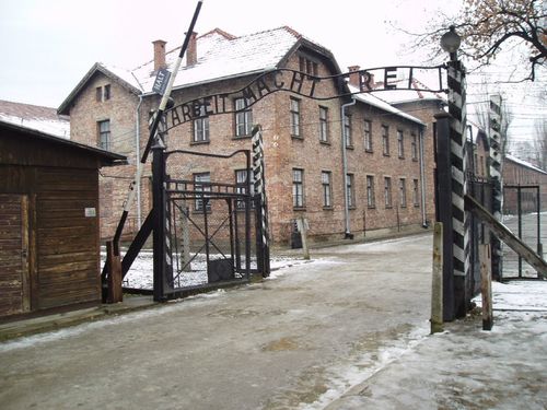 Auschwitz_gate_-tbertor1-.jpg