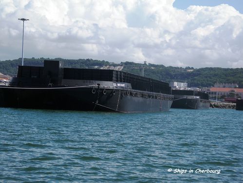 044 - les barges du terminal charbonnier sont à Cherbourg, 23 juillet