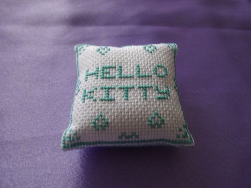 mini-coussin-hello-kitty-derriere.JPG