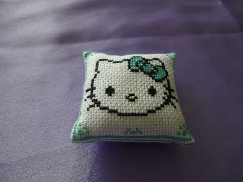 mini-coussin-hello-kitty-devant.JPG