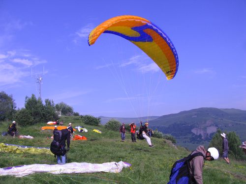 Parapente-dans-le-Cantal 8057