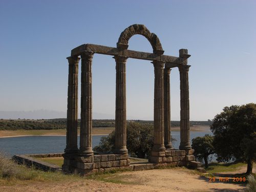 reste d'un temple romain au fond Sierra de Gredos