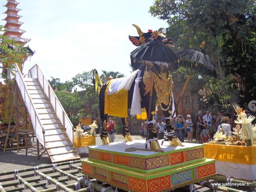 08-Bali cérémonie des funérailles famille royale d'Ubud
