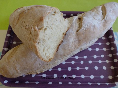 pain blanc à la main