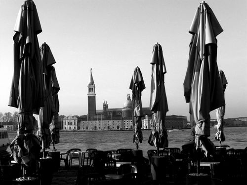 Venise au petit matin, parasols en attente devant San Giorg