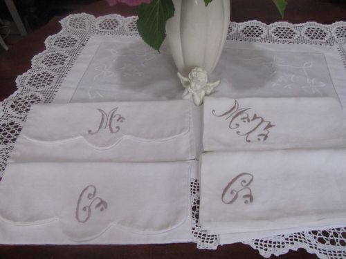 Petites-Pochettes-Monogrammes-copie-1.jpg