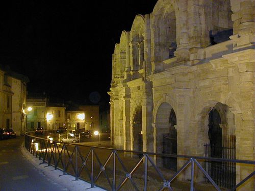 Arles arènes nuit