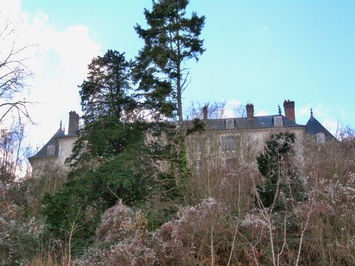 Bardouville chateau corset rouge face Seine