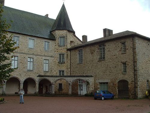 Limousin-chateau-de-Rochechouart -Facade-interieure