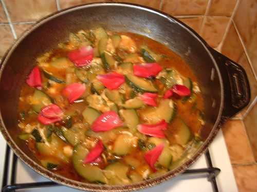 Courgette sautée, au pétales de roses