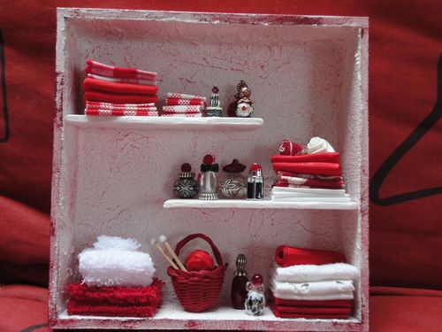 Vitrine blanche et rouge