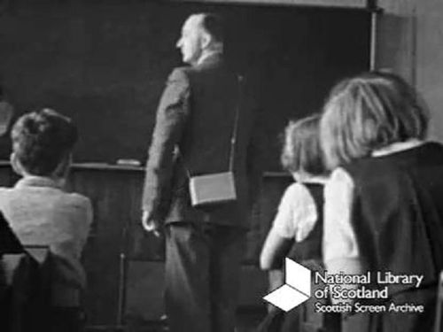 Gas-mask-drill-at-Glasgow-primary-school---YouTube-copie-1.jpg