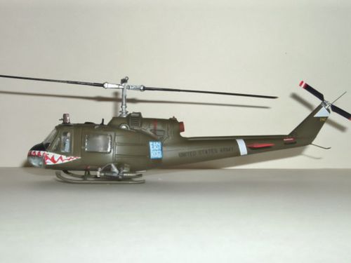 Bell-UH-1C-Italeri-05.jpg