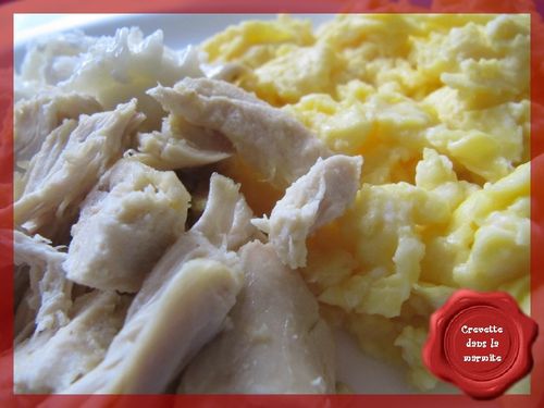 Oeufs brouillés, poulet et chèvre