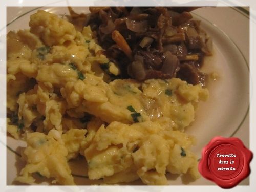 Oeufs-brouilles-et-fricassee-de-champignons2.JPG