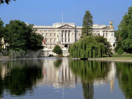 Buckingham_Palace-_London-_England.jpg