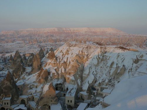 034. Le village de Göreme, contruite a flanc de falaise et dans les cheminées de fée
