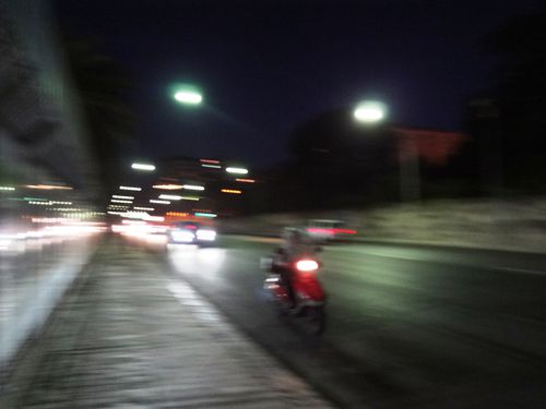 Viale del Fante di notte (Palermo, Foto di Maurizio Crispi)