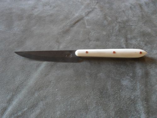 couteau àtranchant rapporté (manche en os et rivets de cu