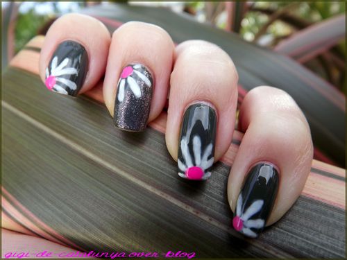 Flowers power nail art 1