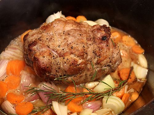 Epaule d'Agneau Roulée Sautée en Cocotte Carottes et Romarin Epaule d'Agneau Roulée Sautée en Cocotte Carottes et Romarin
