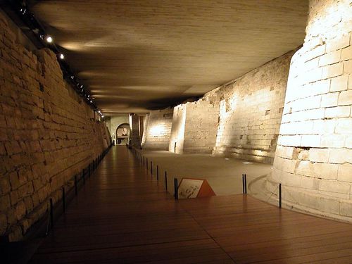 Fin du XII Siècle le Louvre domine Paris