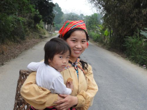 hmong-au-foulard-colore.jpg