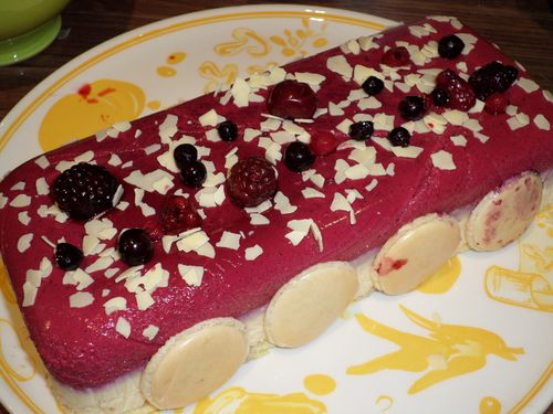 Bûche chocolat blanc - fruits rouges