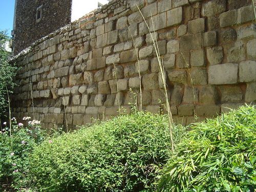 800px-Enceinte_Philippe_Auguste-_rue_Clovis.jpg