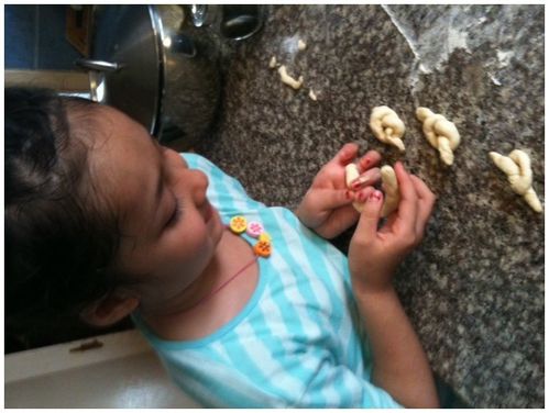 Mahra making mini knots