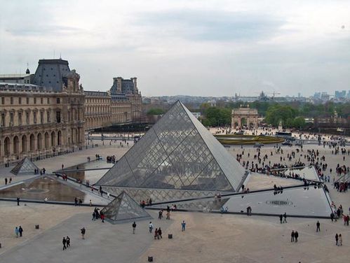 La-pyramide-du-Louvre-Paris0068